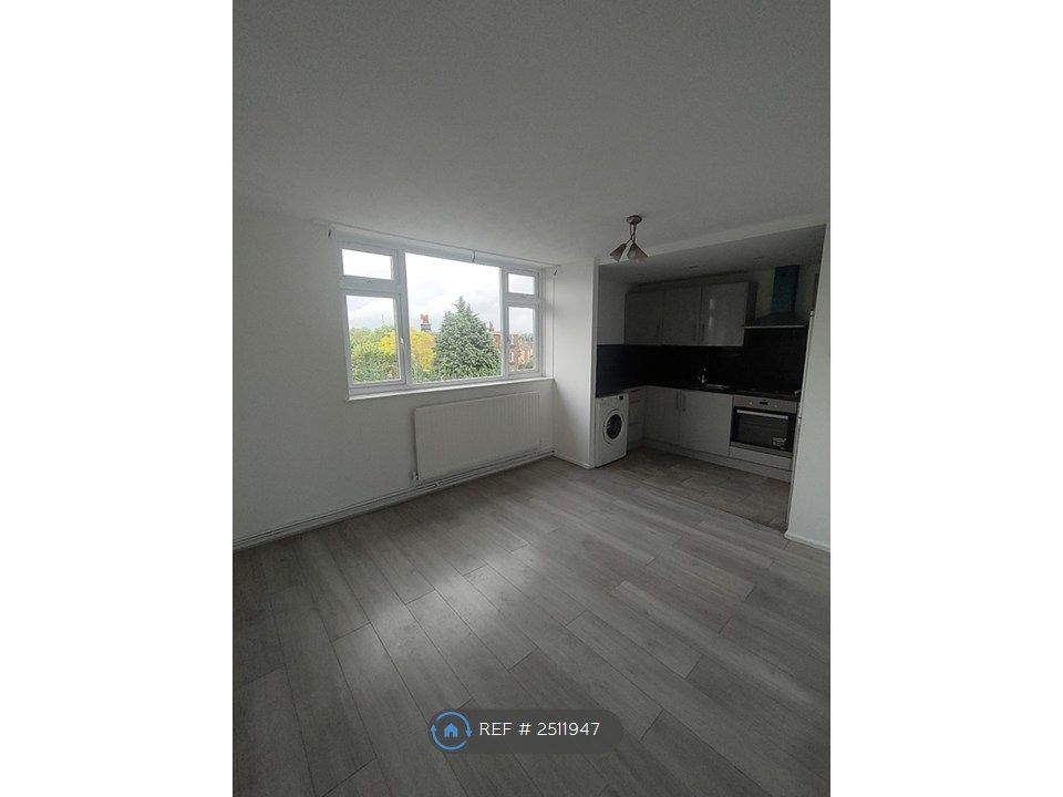 Property photo 1 of 11 Spacious 3-Bedroom Flat With A Private Garden