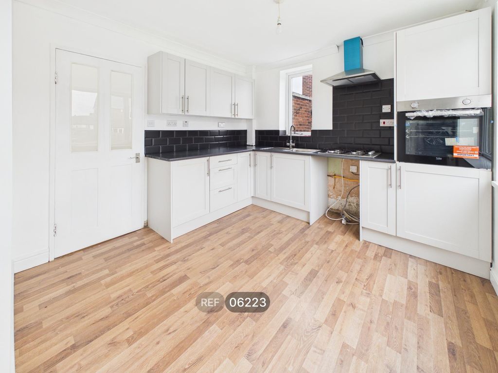 Property photo 3 of 14 Kitchen