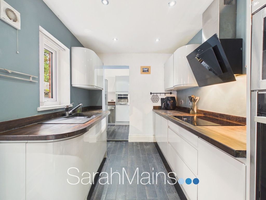 Property photo 3 of 17 Kitchen