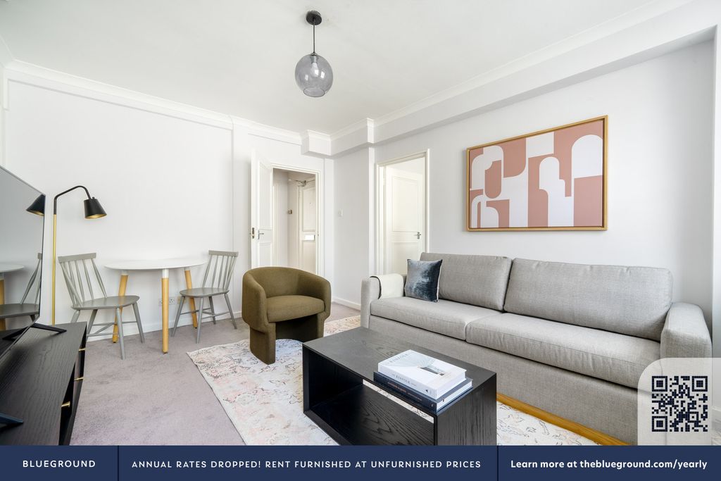 Property photo 3 of 18 Living Room