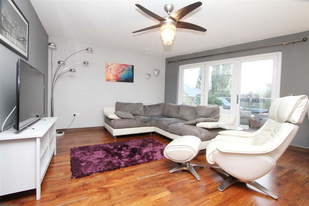 Property photo 2 of 13 Lounge