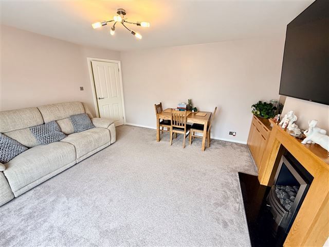 Property photo 3 of 11 Lounge