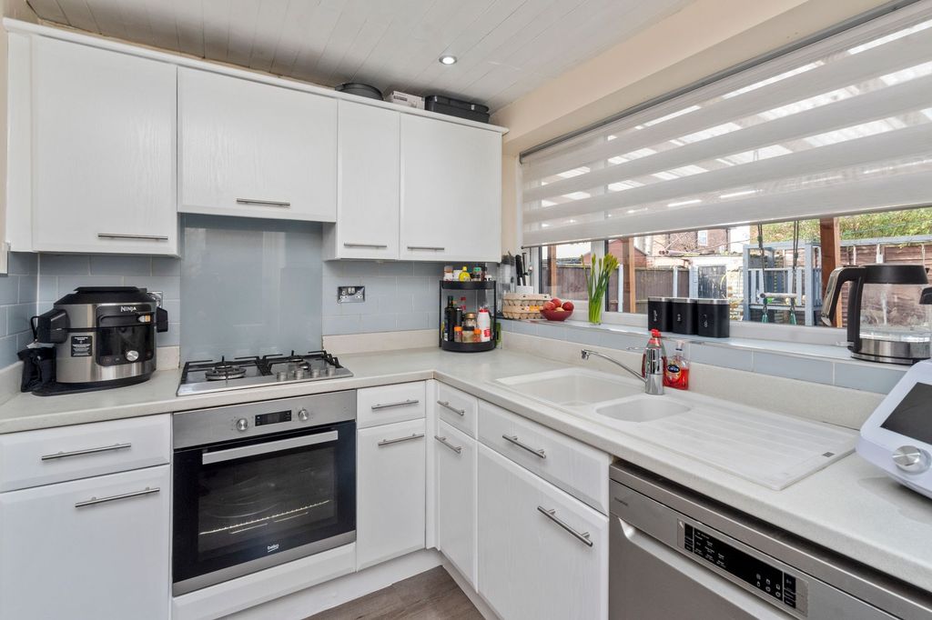 Property photo 2 of 25