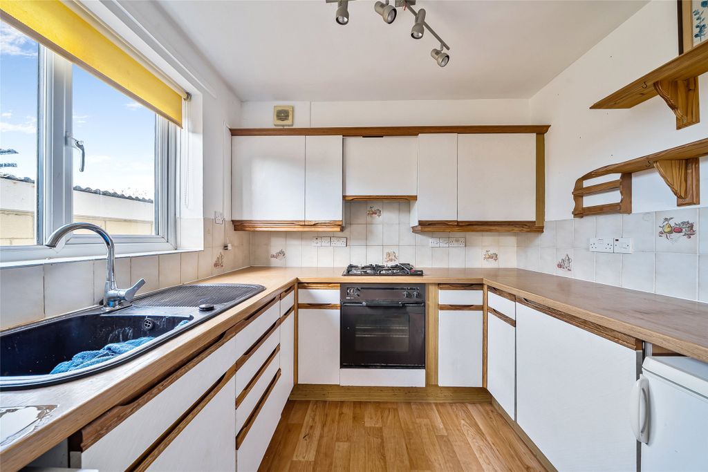 Property photo 3 of 9 Kitchen