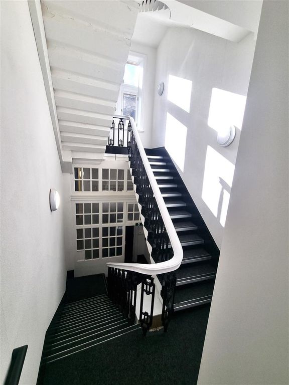 Property photo 2 of 11 Communal Entrance