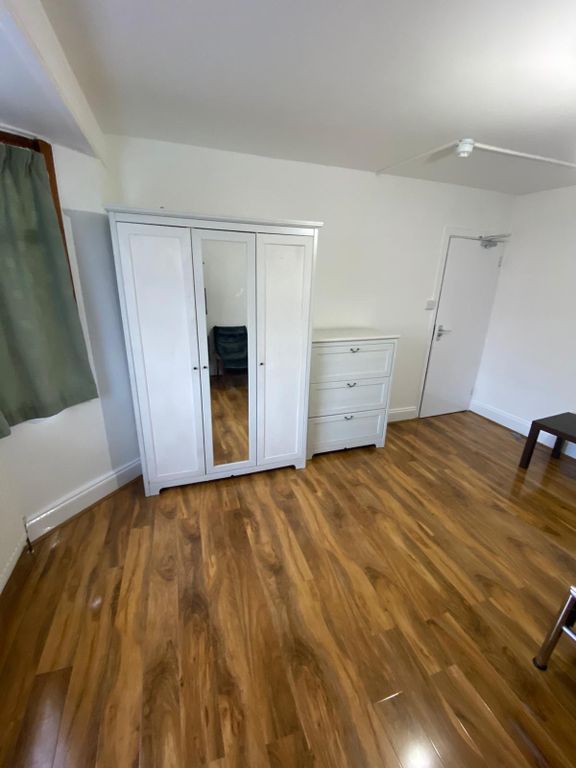 Property photo 2 of 6 Bedroom