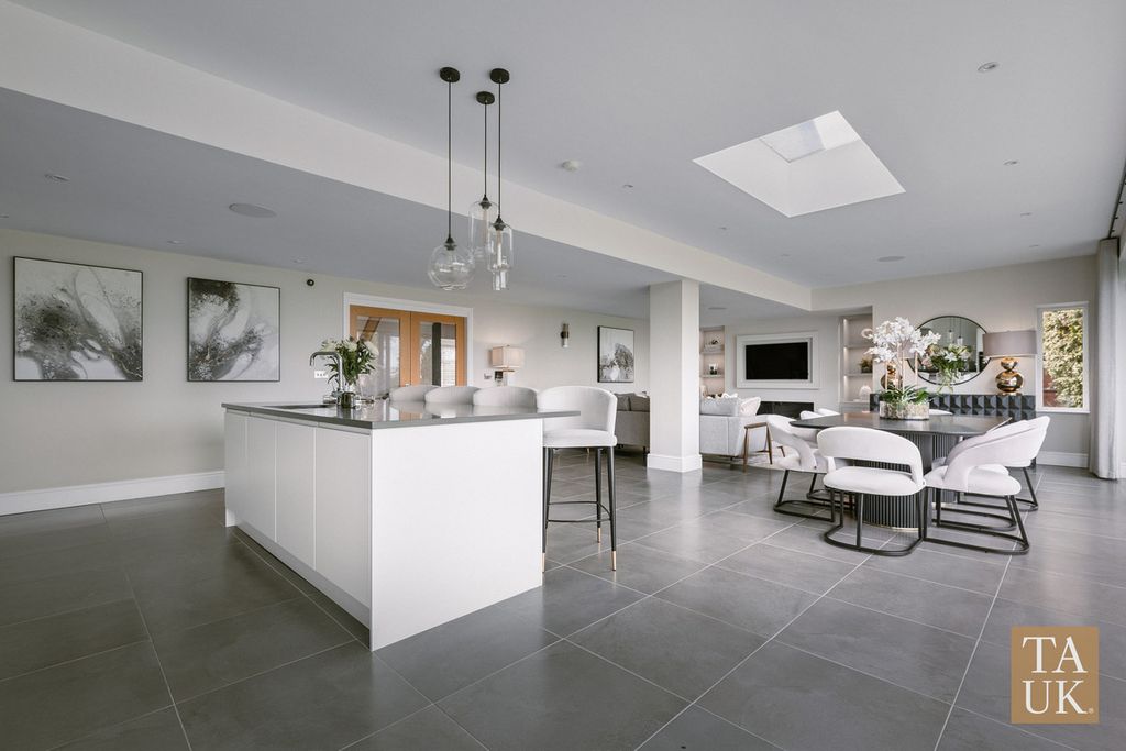 Property photo 3 of 38