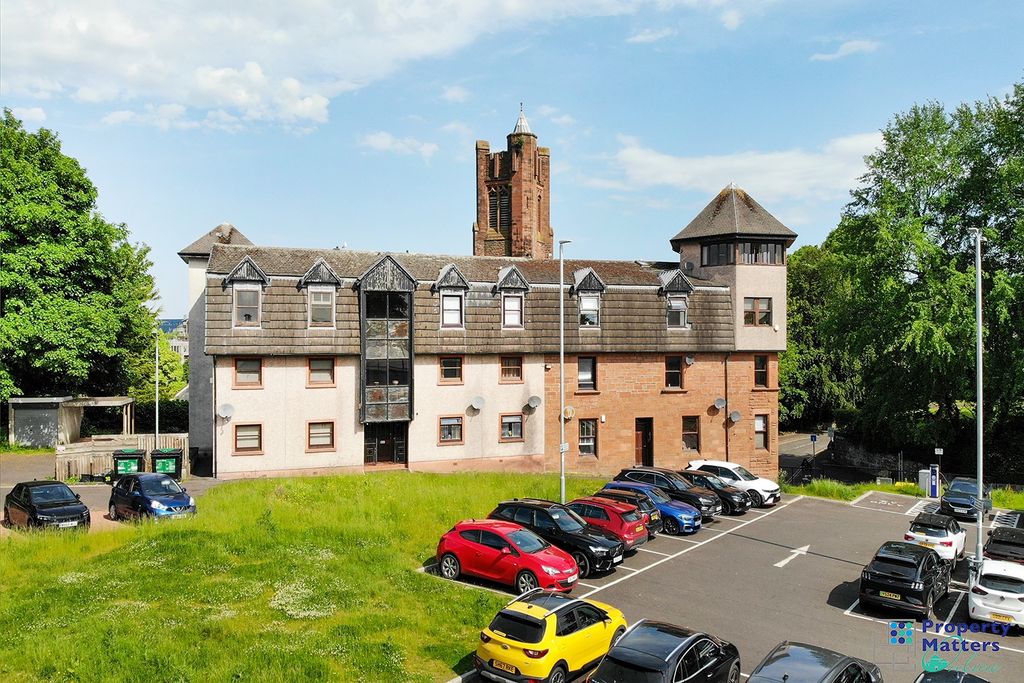 Property photo 1 of 17 3 Bedroom Top Floor Flat