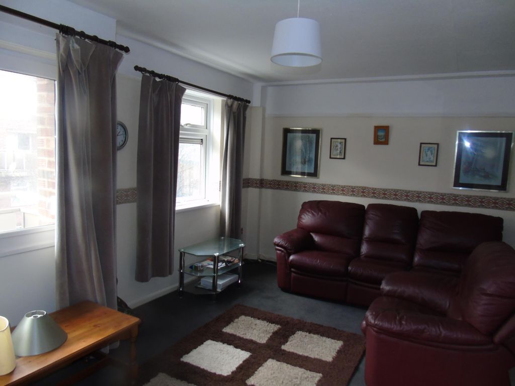 Property photo 3 of 9 Living Room
