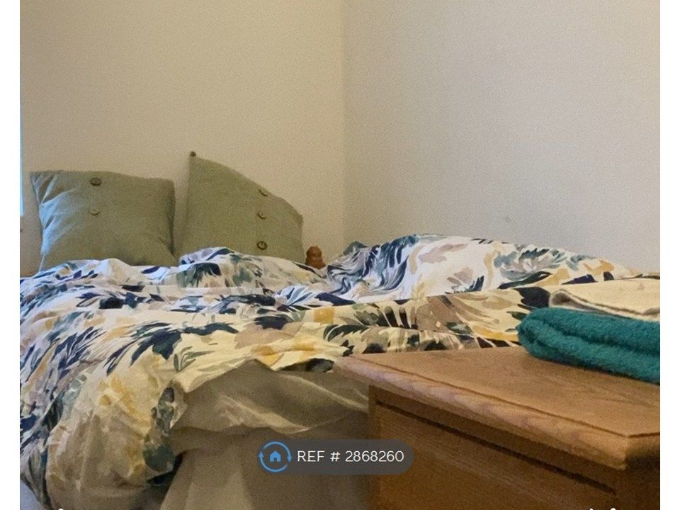 Property photo 1 of 11 Large, Well Lit Single Room