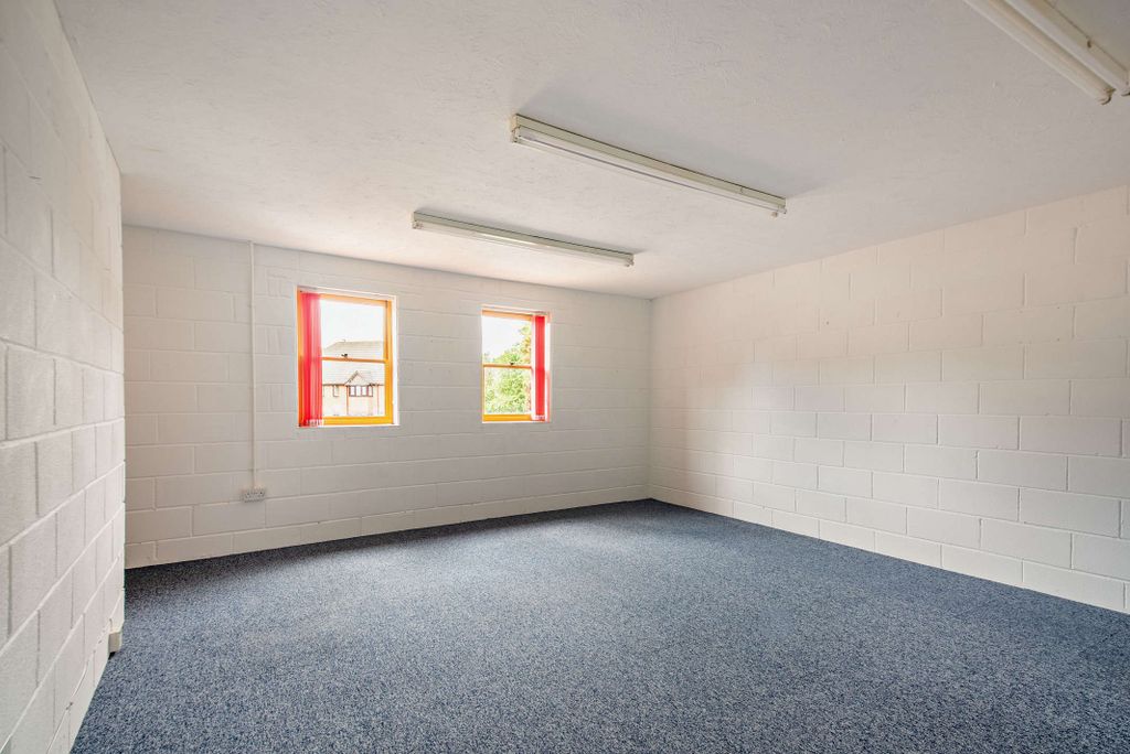 Property photo 3 of 6 8694011-Interior03-800