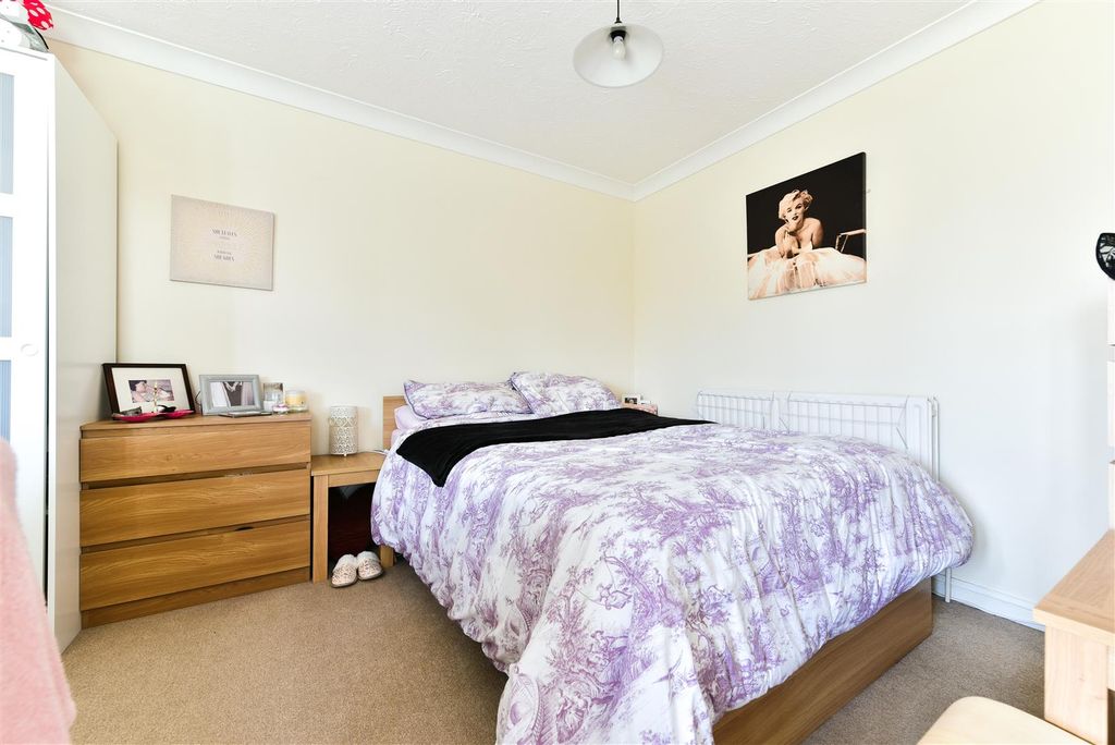 Property photo 3 of 14 Farriers Road