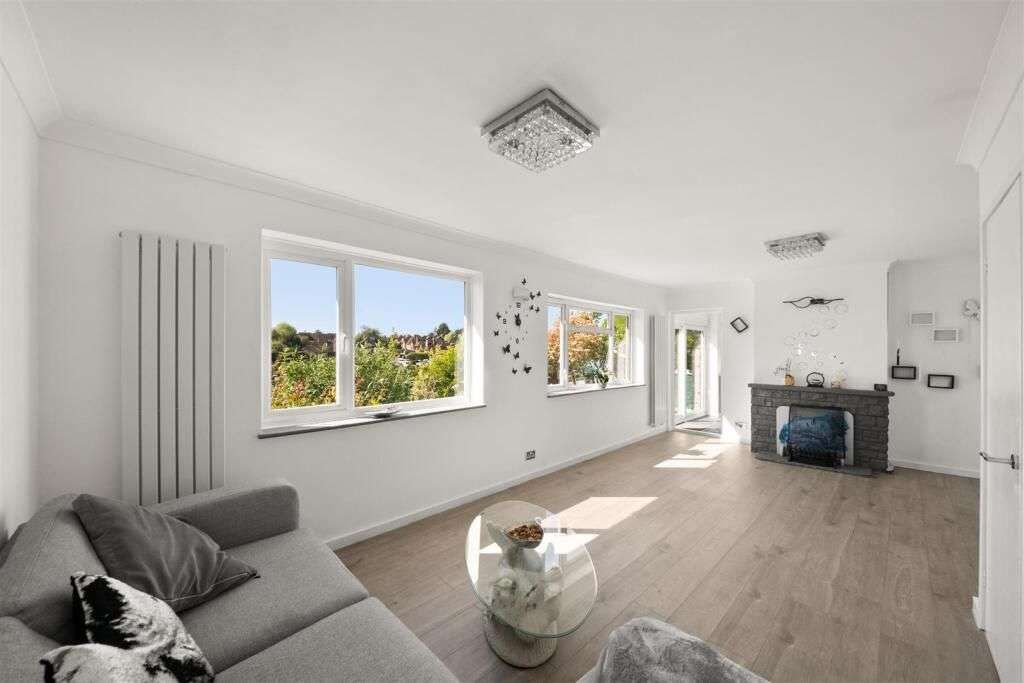 Property photo 1 of 17 4 Bed Detached Bungalow For Sale Sycamore Close, Chalfont St. Giles Hp8