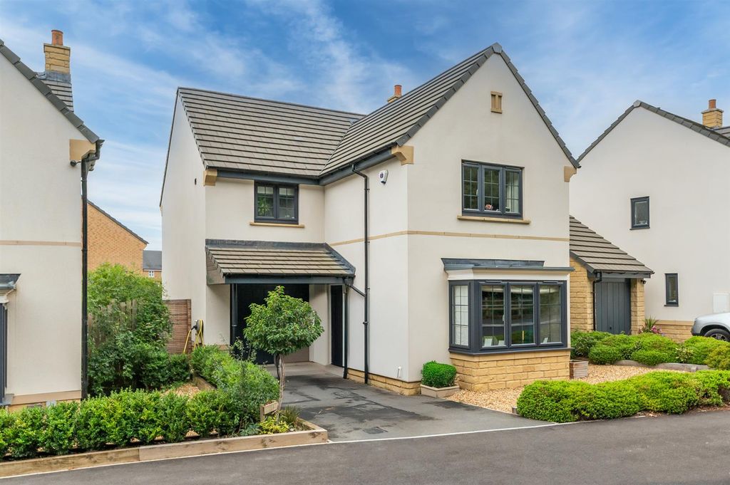 Property photo 1 of 26 Spring Wood Crescent