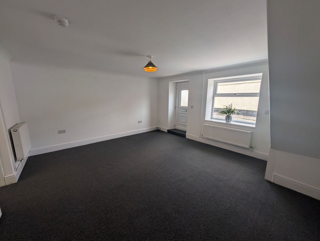 Property photo 3 of 11 Living Room