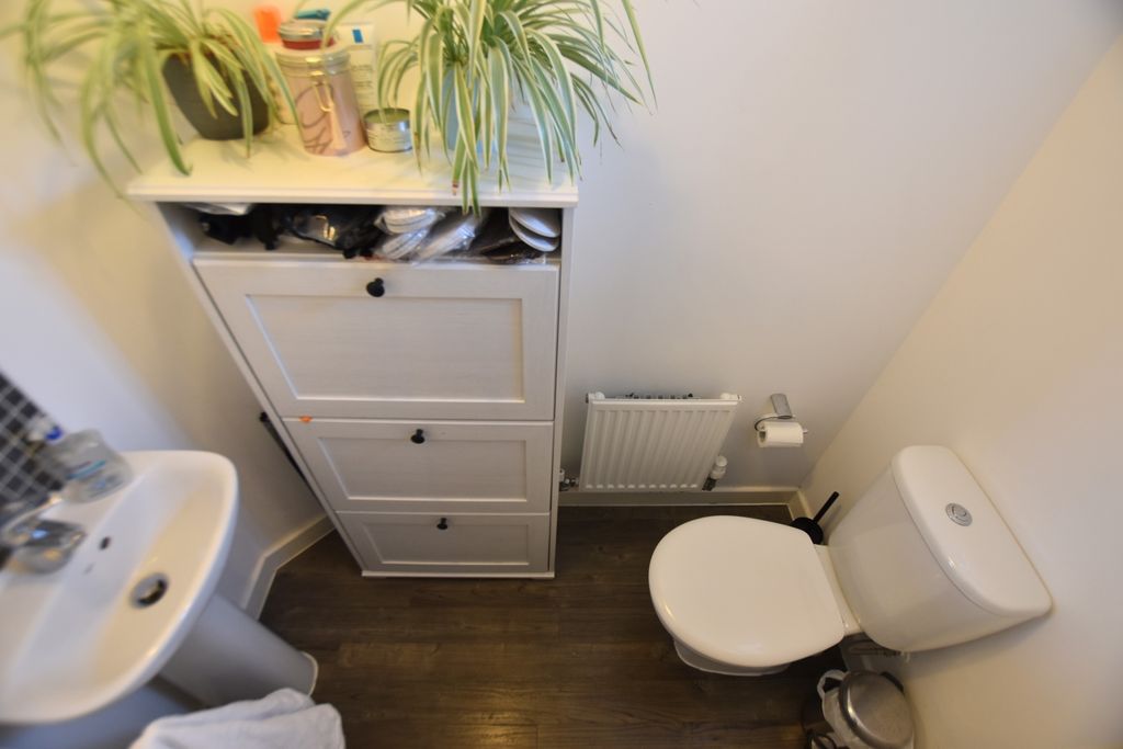 Property photo 3 of 11 13 Butter Row Cloakroom