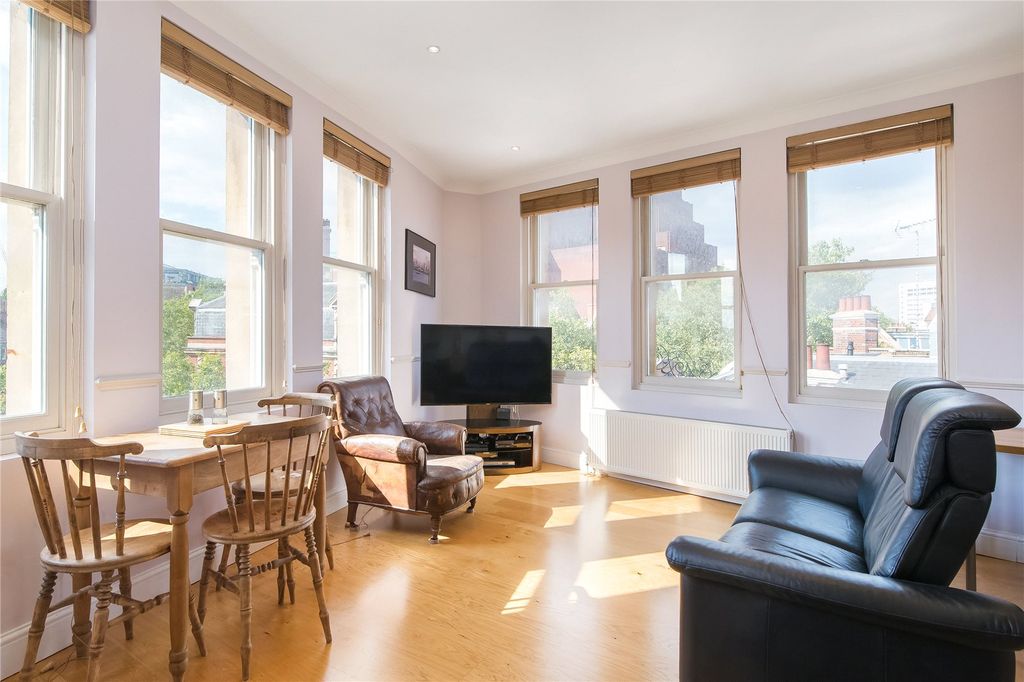 Property photo 3 of 11 Gloucester Mansions