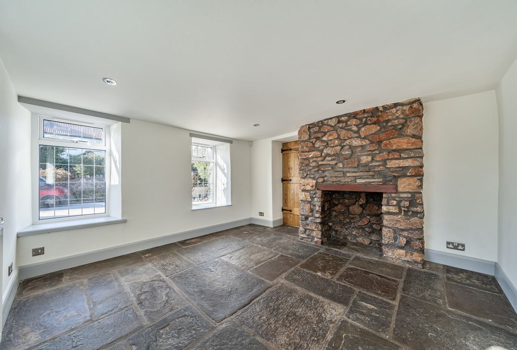 Property photo 3 of 18 Dining Room
