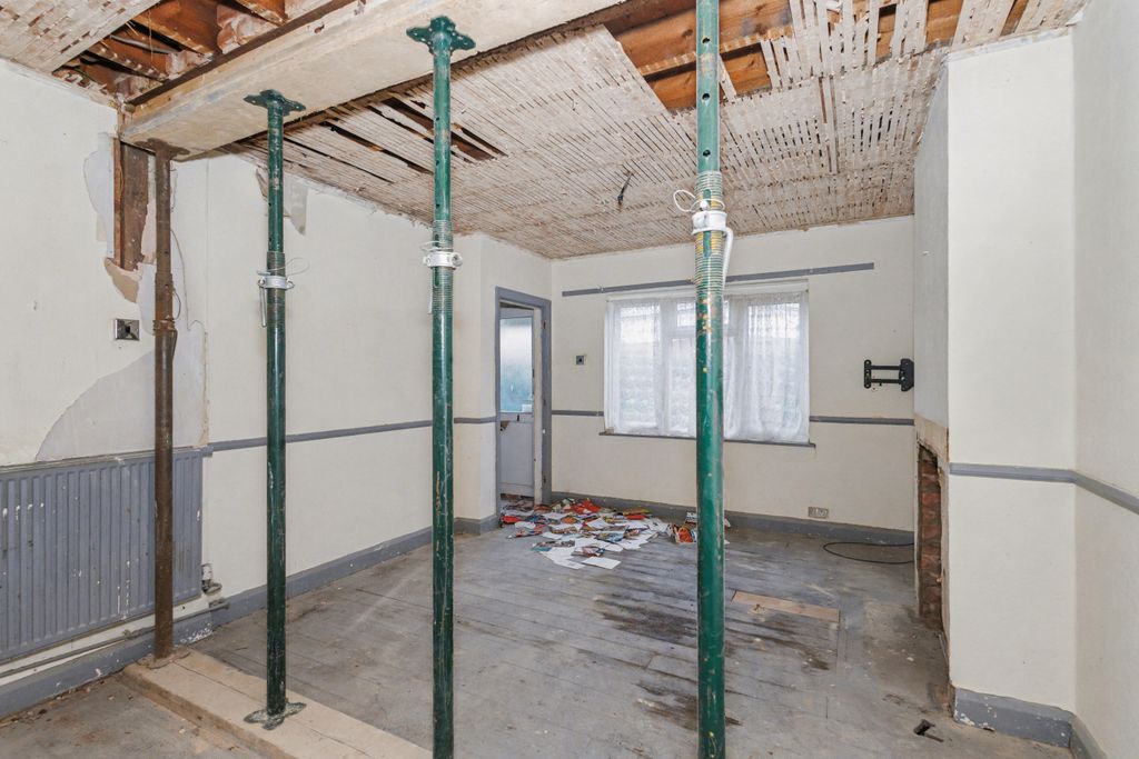 Property photo 2 of 20 11 Stanton Avenue, Bradville, Mk13 7Au