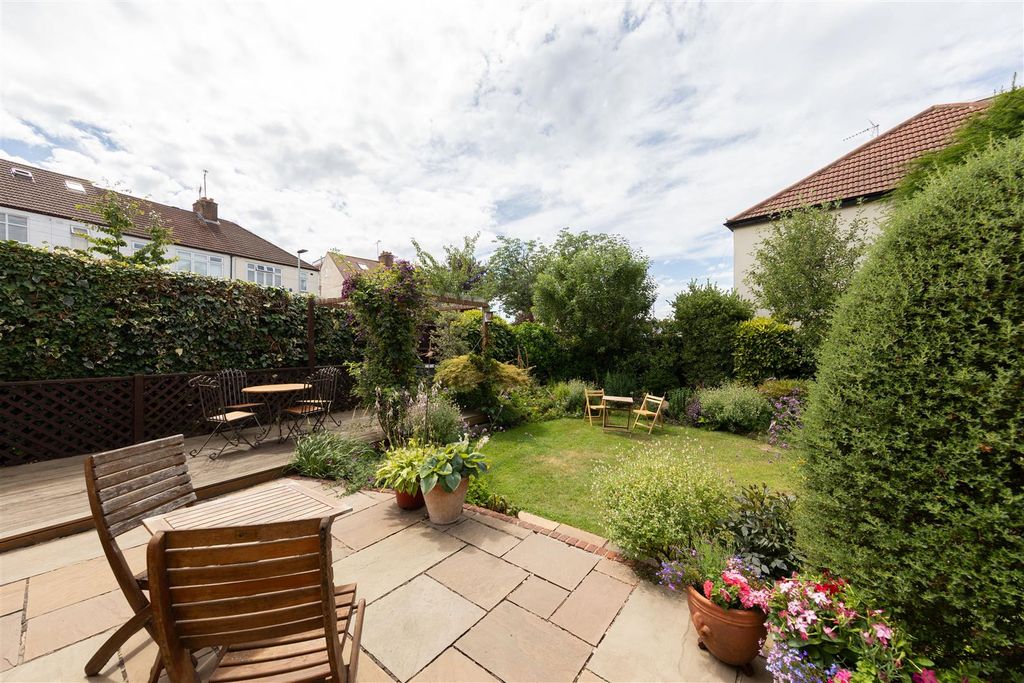 Property photo 2 of 30 Roding Avenue, Ig8