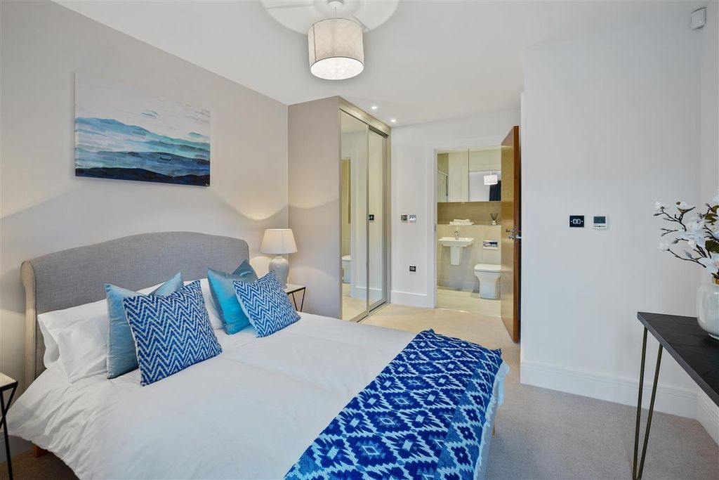 Property photo 3 of 8 Master Bedroom