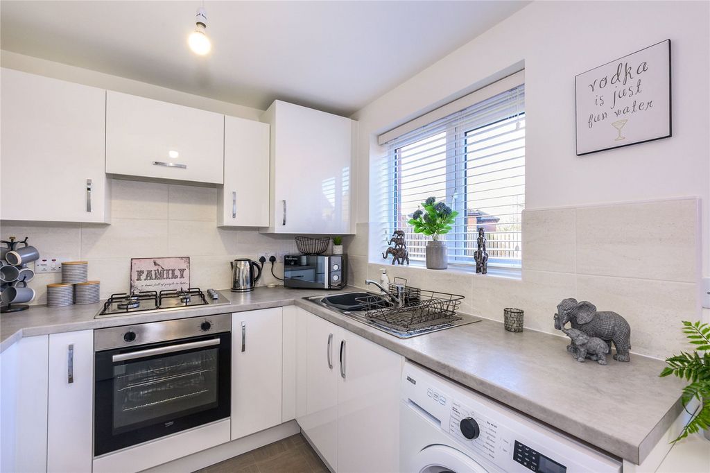 Property photo 3 of 10 Kitchen