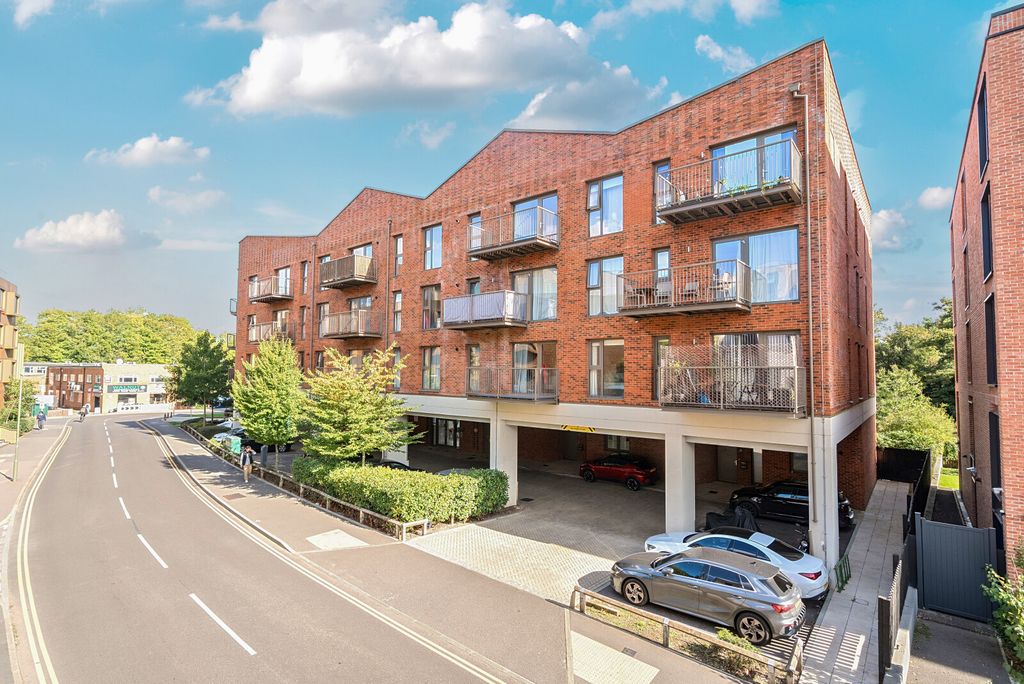 Property photo 1 of 13 1358872-1-68d516F...