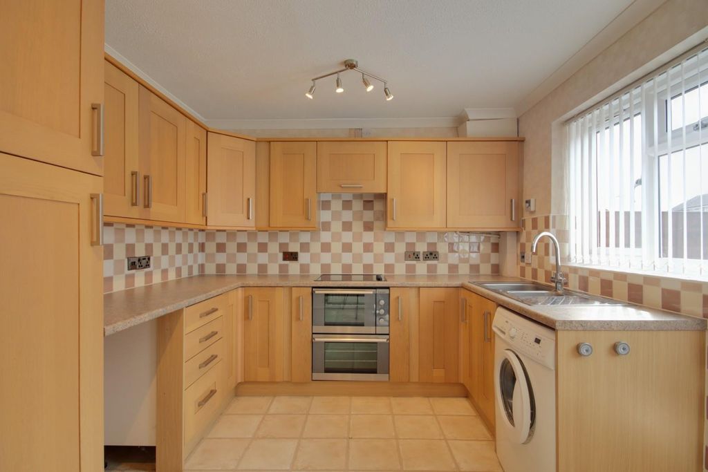 Property photo 2 of 10 Kitchen