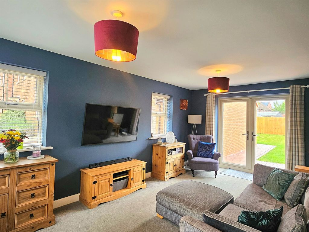 Property photo 3 of 17 Lounge