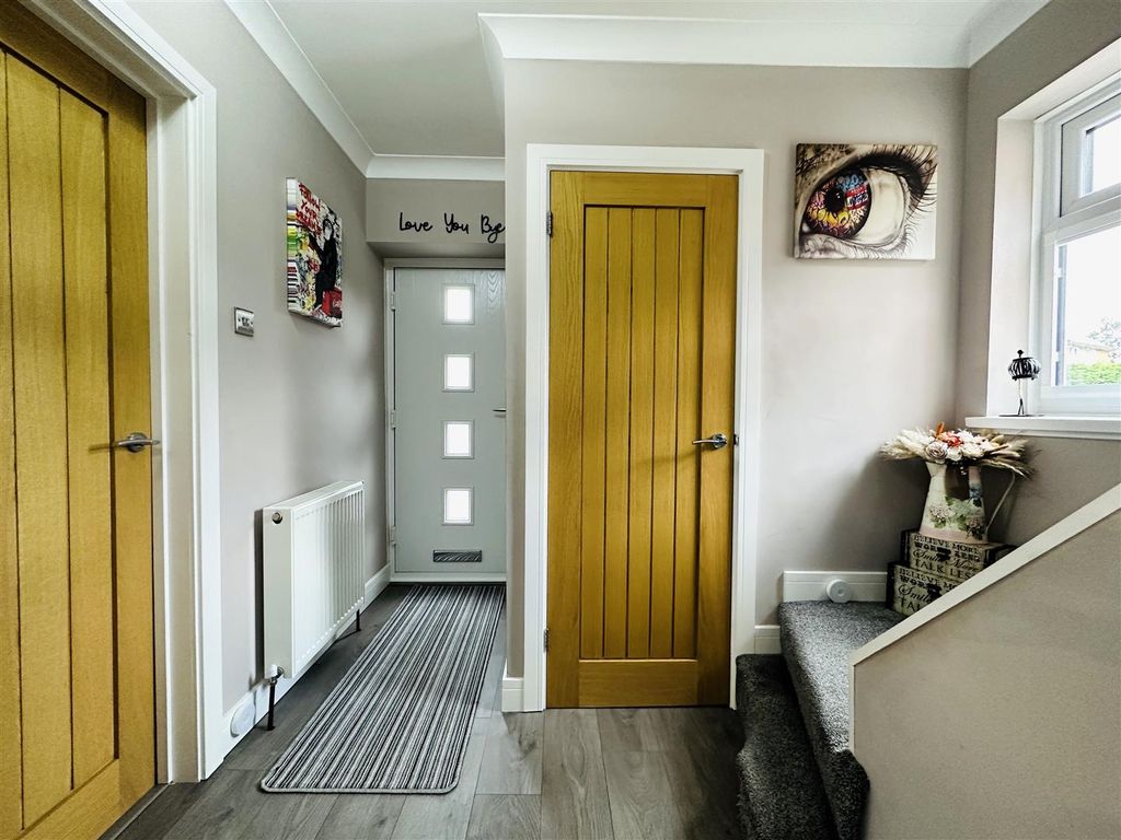 Property photo 2 of 14 Hallway.Jpg