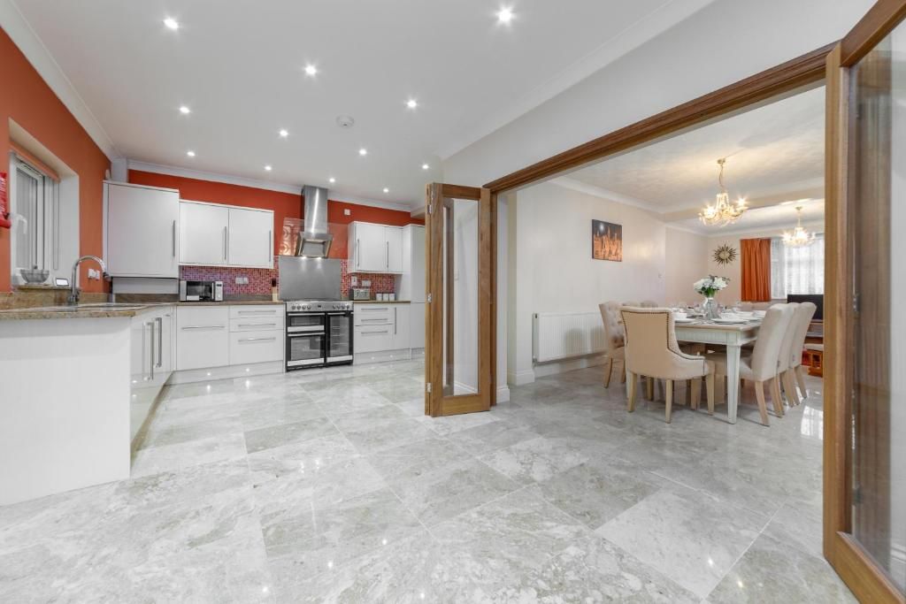 Property photo 1 of 15 A Lovely 4 Bedroom House To Let In Clayhall, Ig5