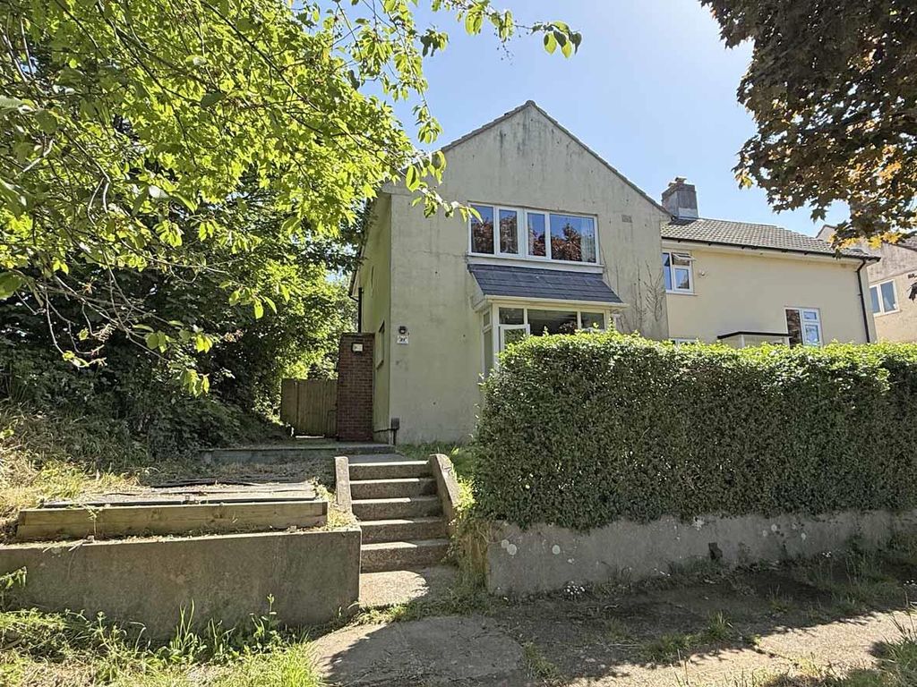 Property photo 1 of 23 Fountains Crescent 22 Front.Jpg