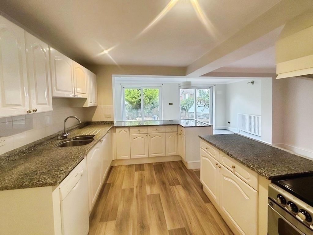 Property photo 2 of 9 Kitchen