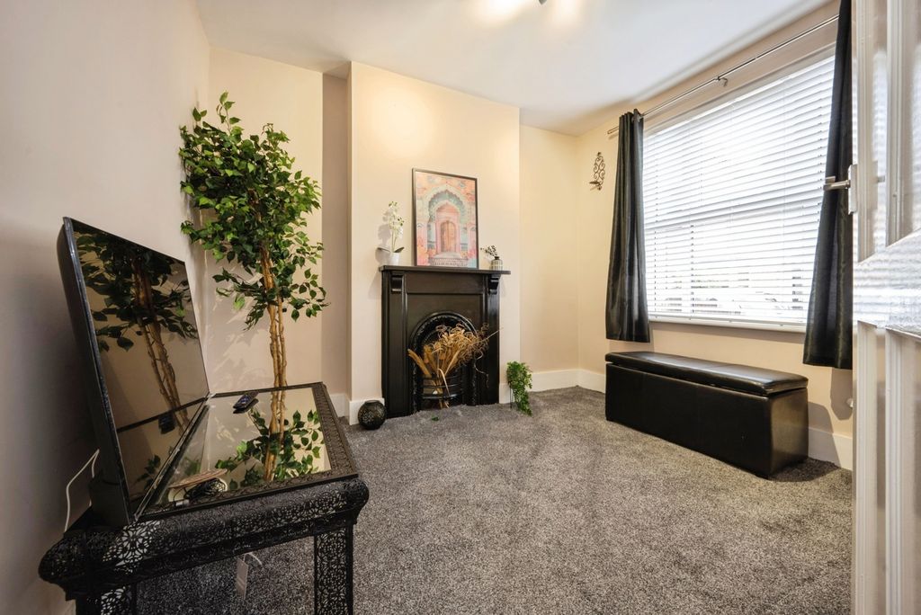 Property photo 3 of 12 Lounge
