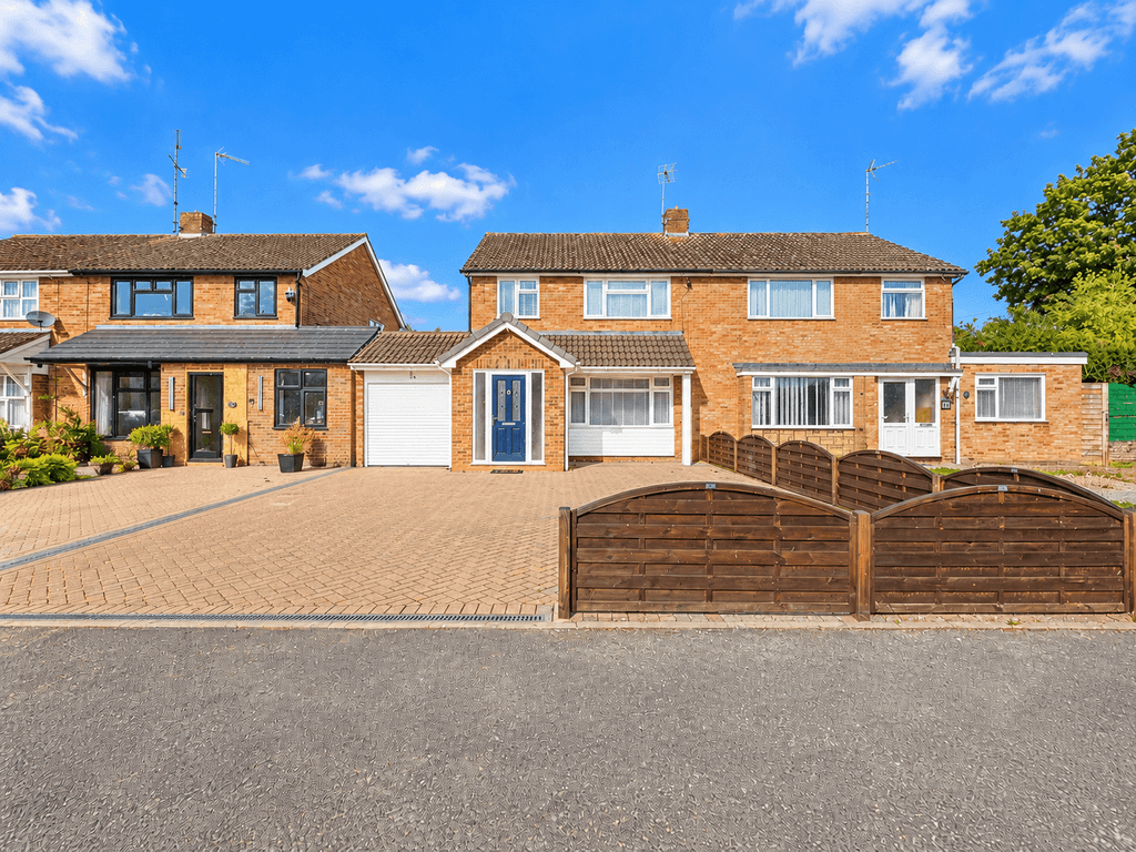 Property photo 1 of 17 Three-Bedroom Semi-Detached Home | Garage | Parking For Up To 4 Cars | Beautiful Garden