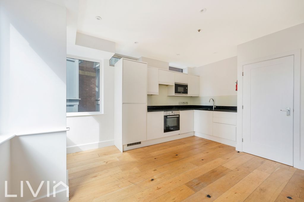 Property photo 3 of 8 Green Dragon Housr, 38-6