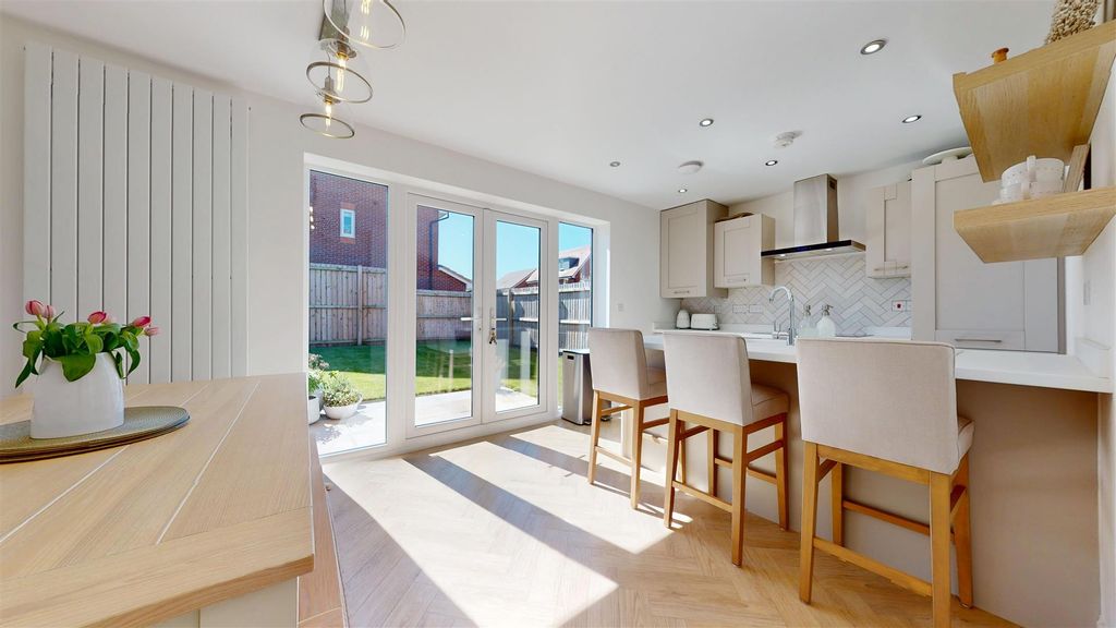 Property photo 3 of 36 Arley Close, Kitchen