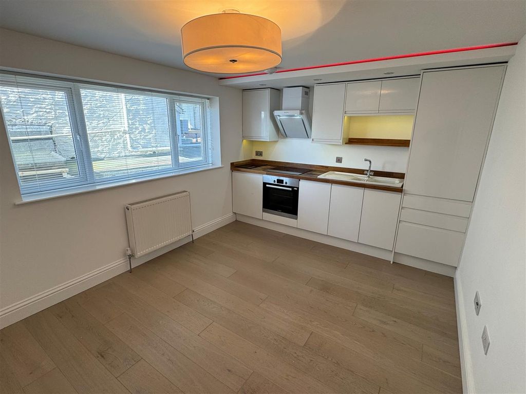Property photo 2 of 7 Flat 6, 10-12 Tolcarne Road Lounge And Kitchen