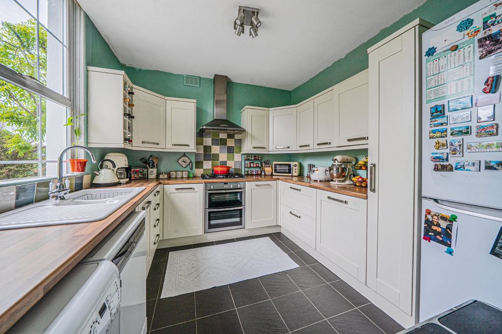 Property photo 3 of 18 Kitchen