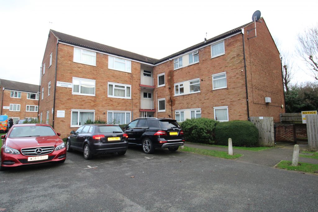 Property photo 1 of 8 2 Bedroom Ground Floor Purpose Built Flat In Situated Within Walking Distance To Northolt Tube Station