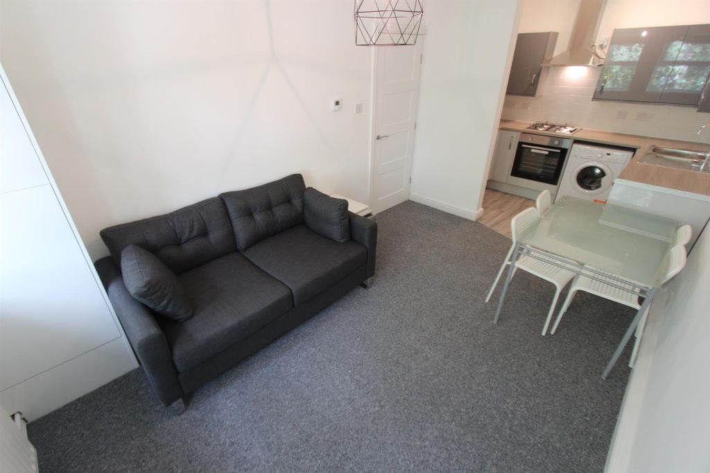 Property photo 3 of 7 Lounge