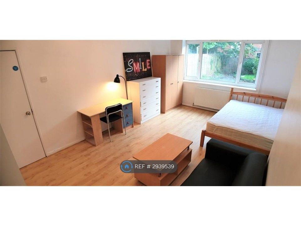 Property photo 1 of 16 Super-Large Bedroom