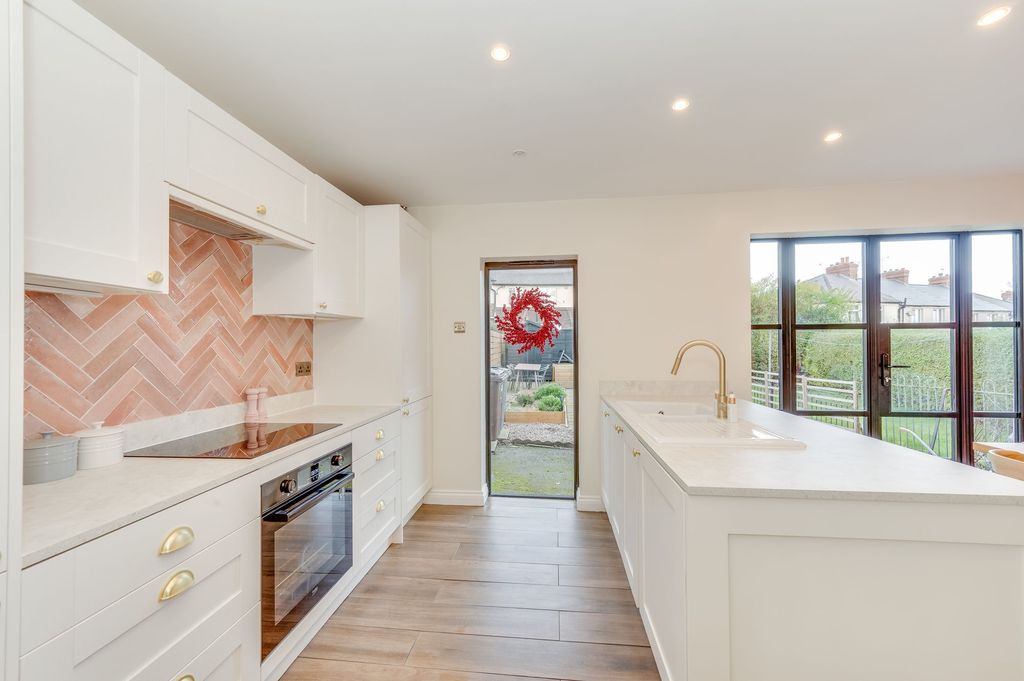 Property photo 2 of 27