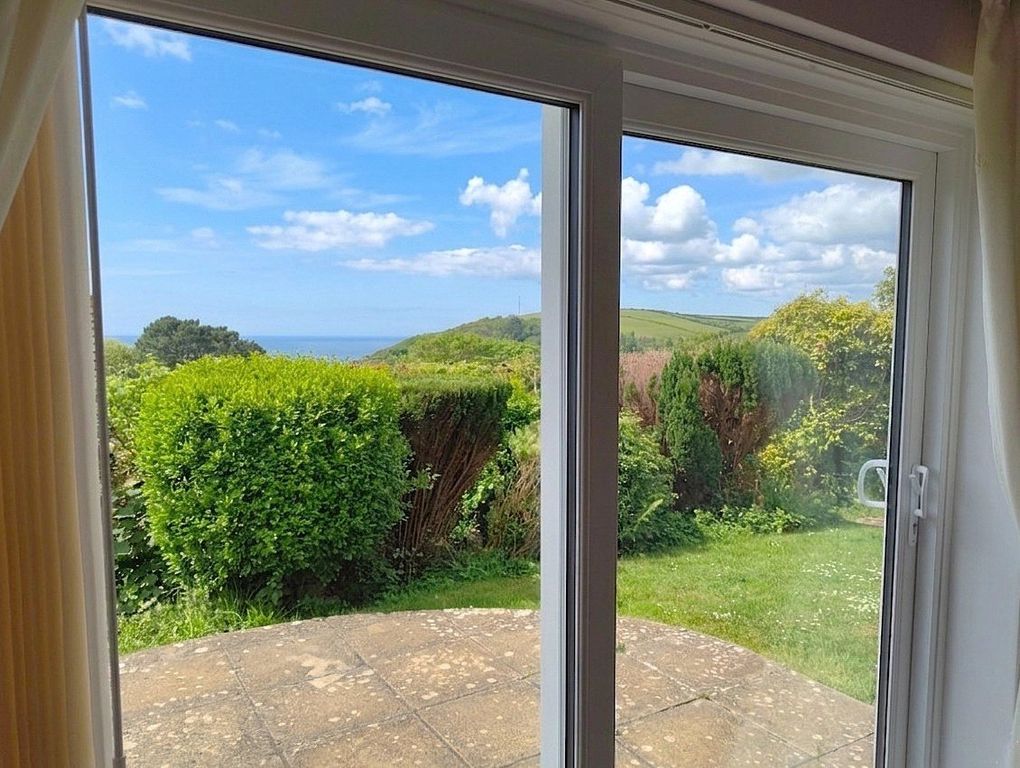 Property photo 3 of 14 3 - Lounge Sea View