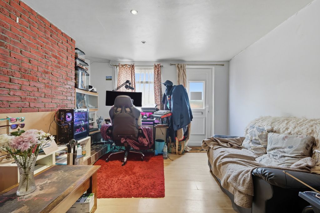 Property photo 3 of 16 Gallery