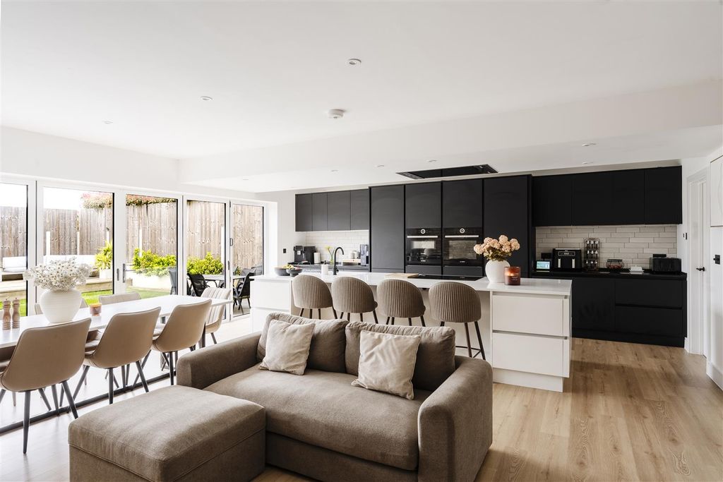 Property photo 1 of 40 12_Melinda_Lane_240326_011.Jpg