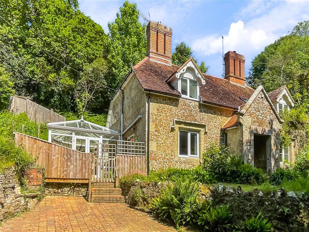 Property photo 3 of 12 Front Aspect