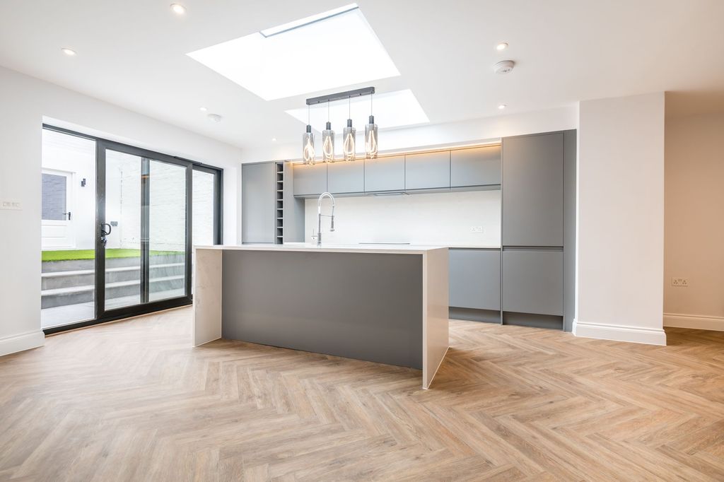 Property photo 2 of 30