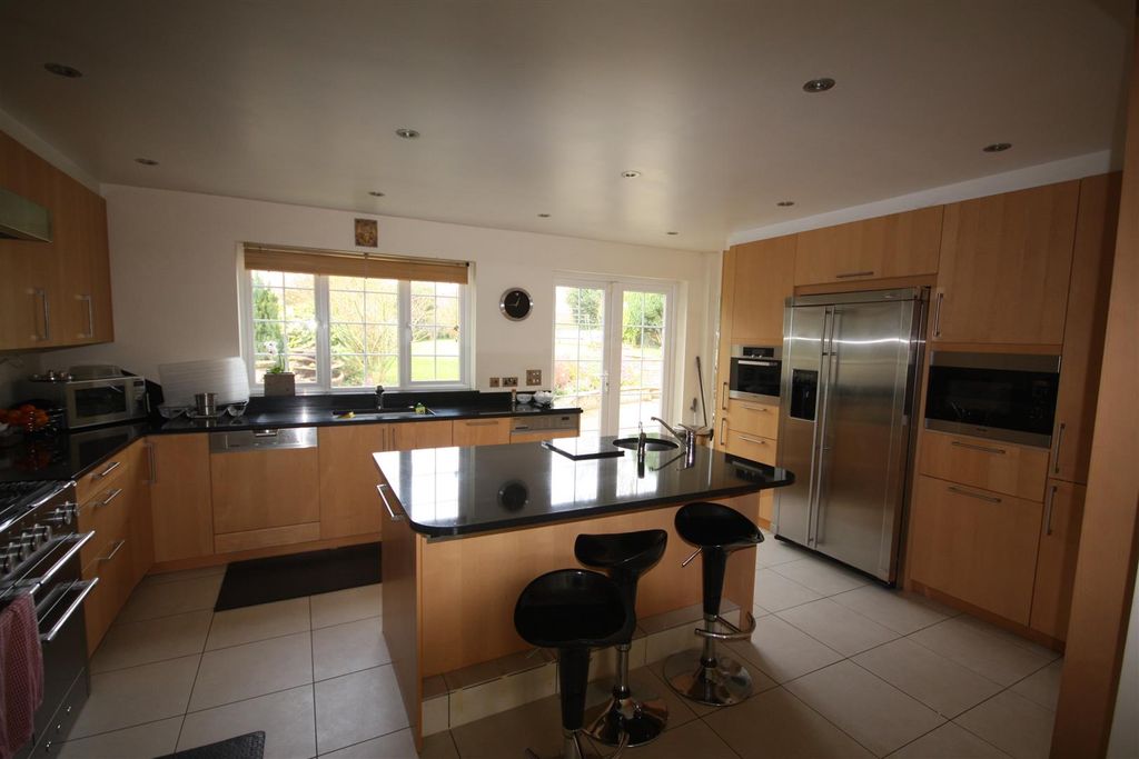 Property photo 3 of 6