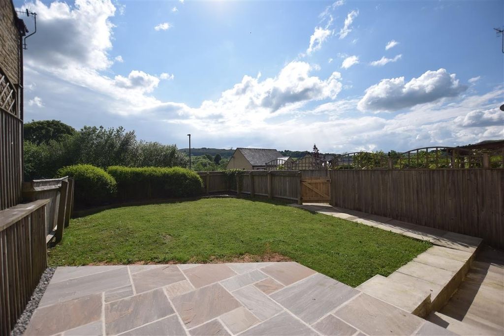 Property photo 2 of 11 Garden